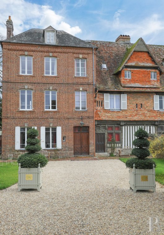 In Calvados, very close to the Basilica of Lisieux, a 16th century medieval manor. - photo  n°3